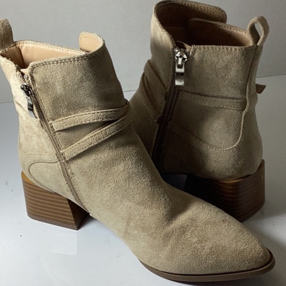 Journee Collection Womens Estelle Stacked Heel Booties - Picture 11 of 12